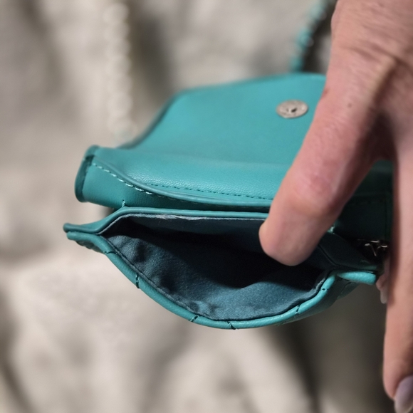 🌸SOLD🌸New Studio Badgley Mischka Quilted Teal Phone Crossbody Bag - Picture 6 of 8